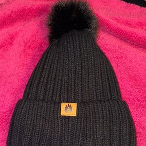 NEW BLACK cuffed knit beanie with a faux-fur pom pom. FUR INSIDE. Unisex
